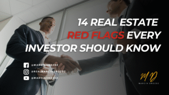 Dos hombres de negocios estrechando manos. Texto: 14 Red Flags inmobiliarias que todo inversor debe conocer. Identifica riesgos en el sector.