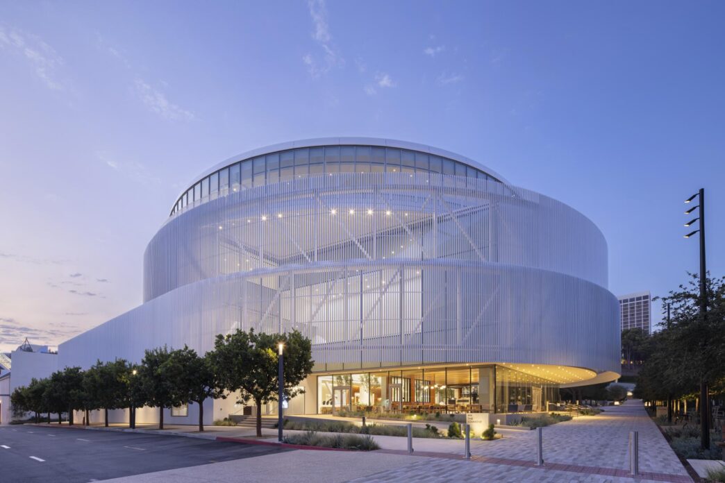 Venue/architecture
Fachada del recinto sede del Inmobiliare Summit LATAM. Diseño arquitectónico moderno para conferencias de real estate en México.