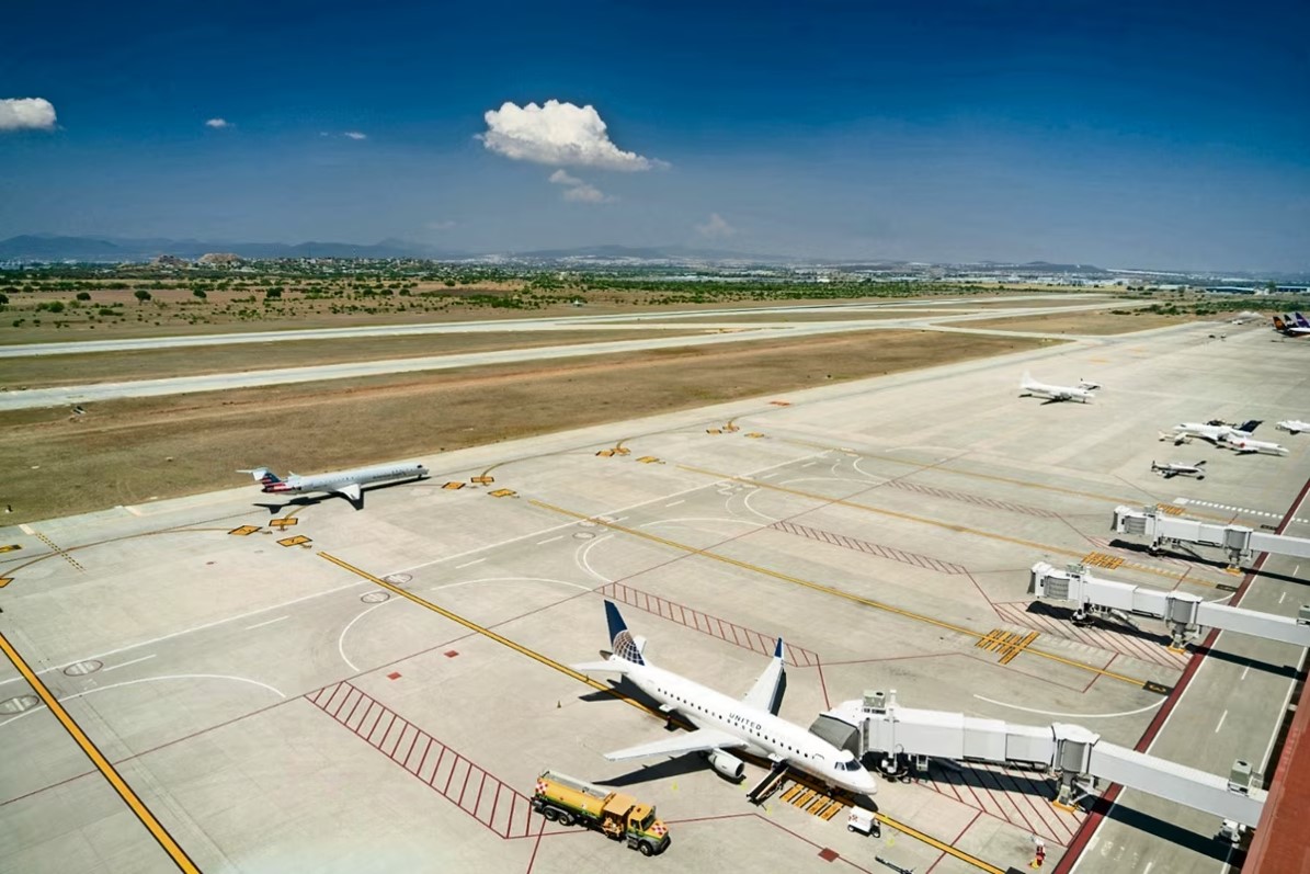 Venue/architecture
Vista aérea del aeropuerto, puerta de entrada a Inmobiliare Summits. Conexión clave para la conferencia de real estate en México.