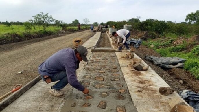Venue/architecture.

Trabajadores construyen carretera en México, utilizando piedras y cemento. Infraestructura vial para el desarrollo de la ciudad.