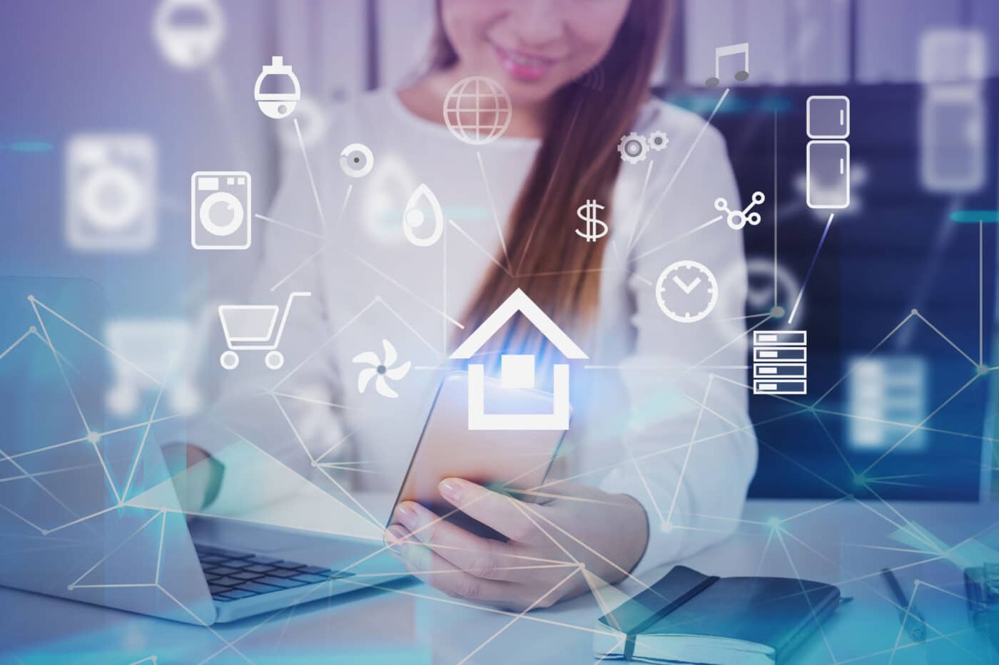 Mujer usando laptop y móvil con iconos de domótica. Resiliencia empresarial postpandemia: adaptación tecnológica para un futuro conectado e innovador.