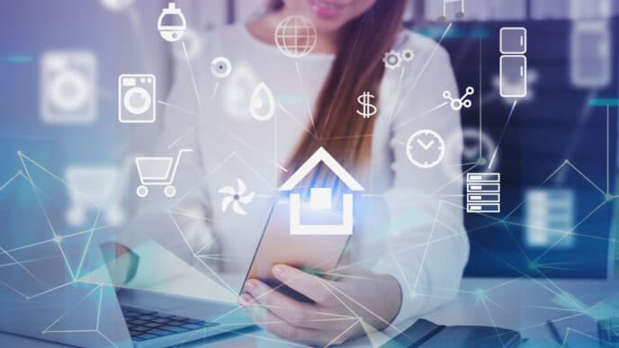 Mujer usando laptop y móvil con iconos de domótica. Resiliencia empresarial postpandemia: adaptación tecnológica para un futuro conectado e innovador.