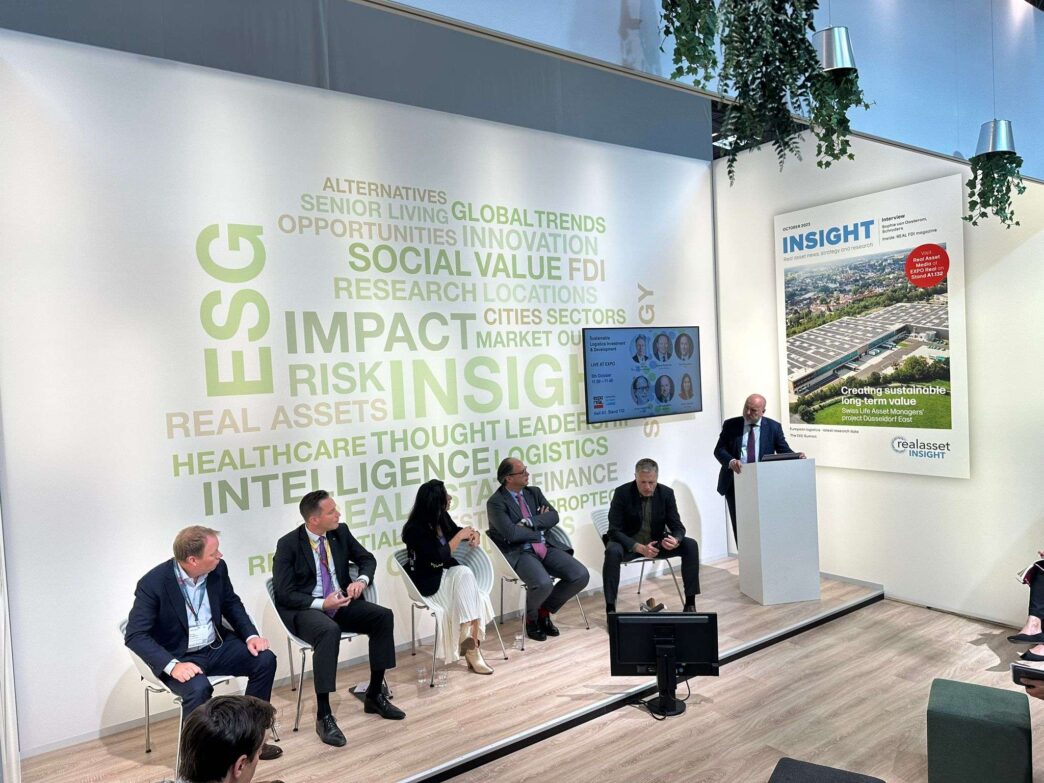 Sponsors/branding.

Panel de expertos en Inmobiliare Summits, conferencia de real estate en México. Orador presenta en el evento LATAM.