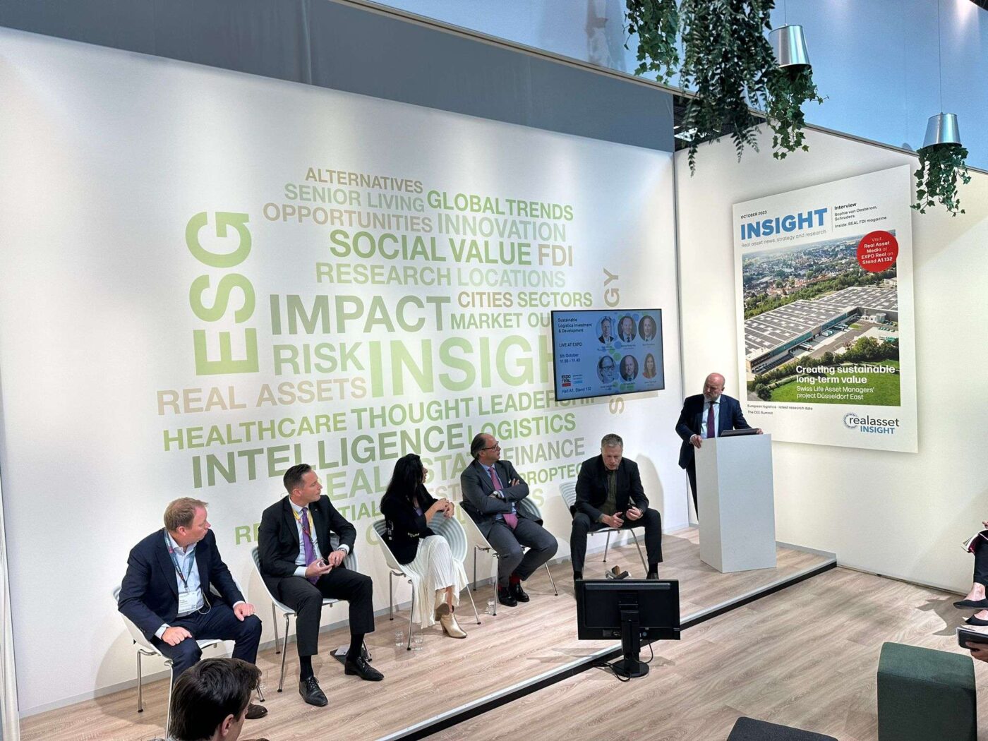 Sponsors/branding.

Panel de expertos en Inmobiliare Summits, conferencia de real estate en México. Orador presenta en el evento LATAM.