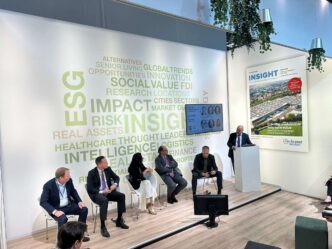 Sponsors/branding.

Panel de expertos en Inmobiliare Summits, conferencia de real estate en México. Orador presenta en el evento LATAM.