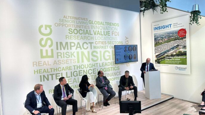 Sponsors/branding.

Panel de expertos en Inmobiliare Summits, conferencia de real estate en México. Orador presenta en el evento LATAM.