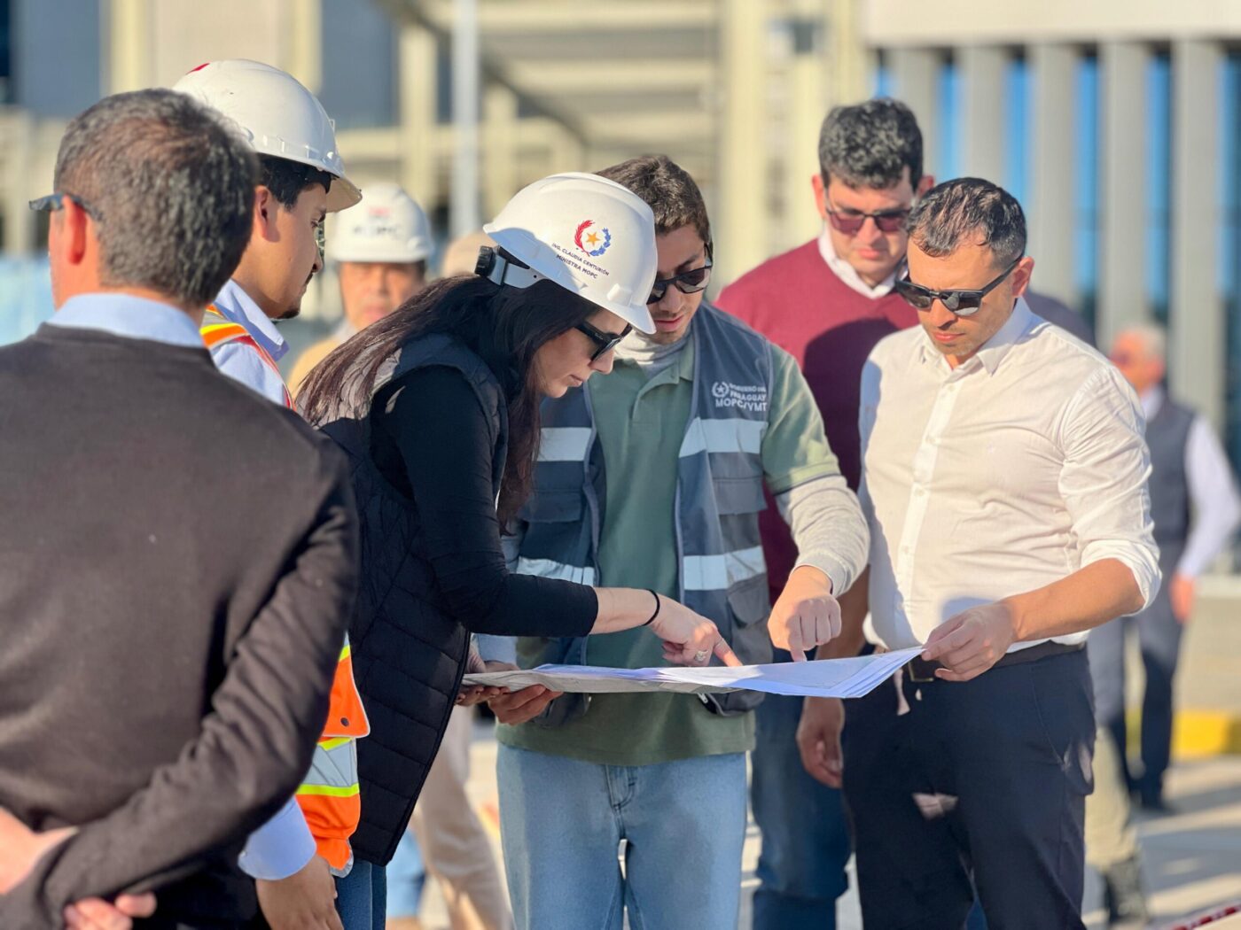 Venue/architecture.

Grupo de personas revisando planos en Inmobiliare Summits, evento de real estate en CDMX. Conferencia LATAM.