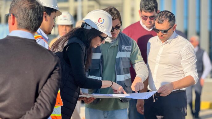 Venue/architecture.

Grupo de personas revisando planos en Inmobiliare Summits, evento de real estate en CDMX. Conferencia LATAM.