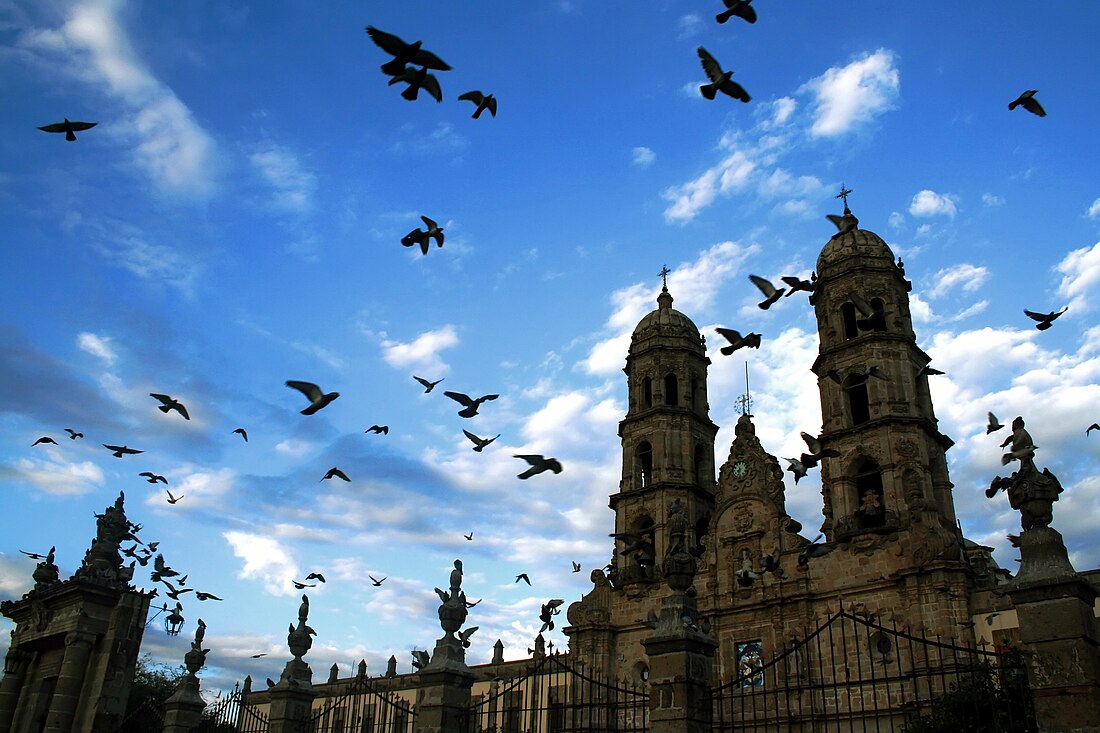 venue/architecture
Catedral de Guadalajara, un impresionante destino en México, con aves volando. Un lugar ideal para Inmobiliare Summits y conferencias de real estate.