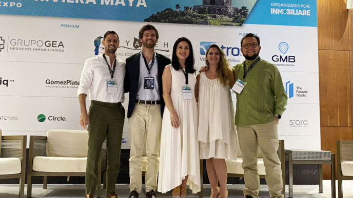 Grupo de personas en REBS Riviera Maya, evento de crecimiento turístico e inversión. Promoción inmobiliaria en la Riviera Maya, México. Oportunidad.