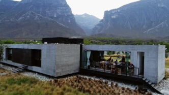 Venue/architecture
REBS Summit México: Vista exterior del venue con asistentes reunidos. Inmobiliare Summits impulsa el real estate en LATAM.