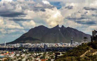 Ciudad de Monterrey, México, con el Cerro de la Silla al fondo. Sede de Inmobiliare Summits, evento de real estate LATAM.
