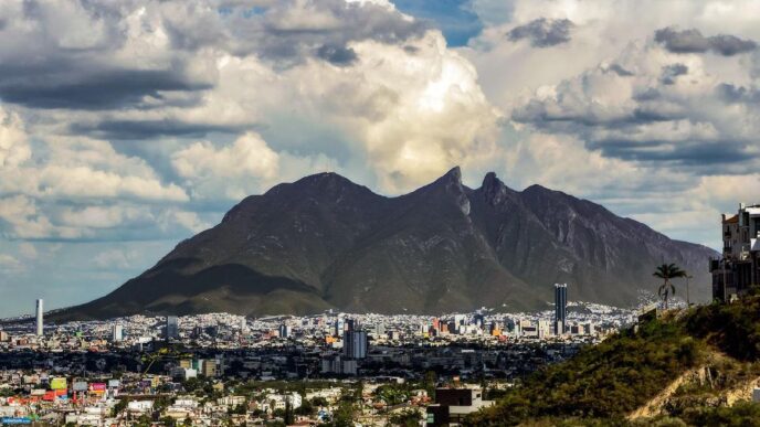 Ciudad de Monterrey, México, con el Cerro de la Silla al fondo. Sede de Inmobiliare Summits, evento de real estate LATAM.