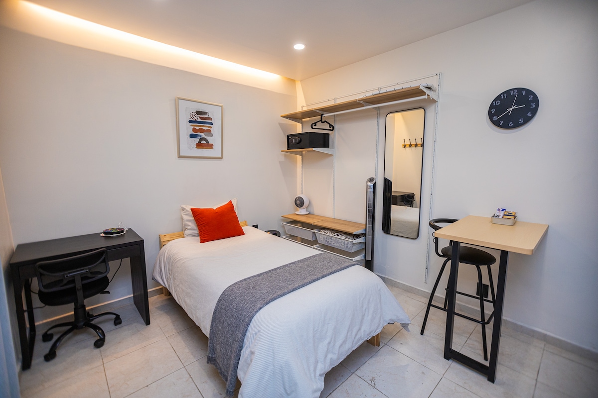 Venue/Architecture.

Habitación amueblada en Puebla. Diseño moderno y funcional, ideal para vivienda. Inmobiliare Summits analiza tendencias del real estate en México.