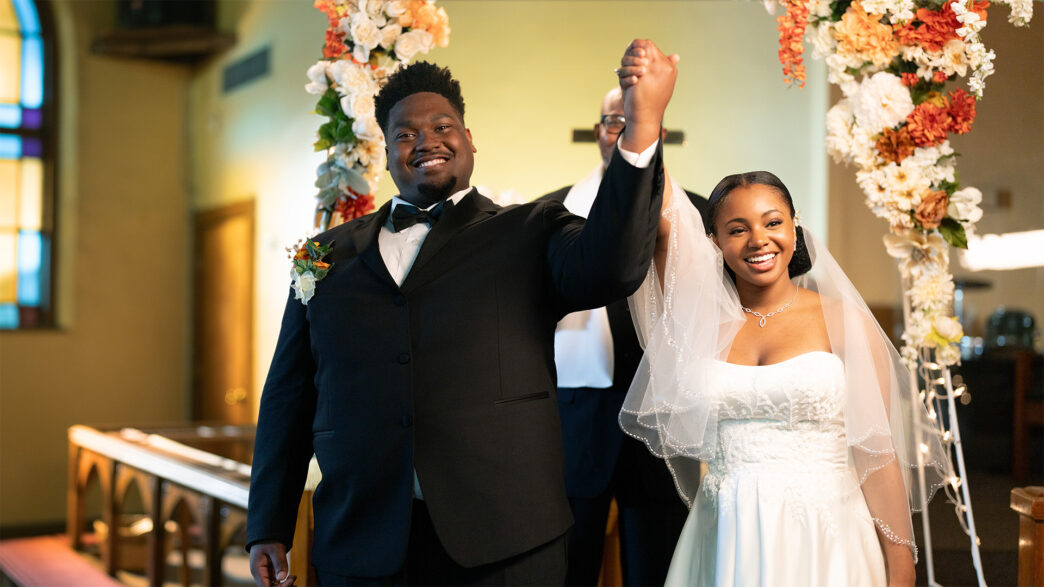 speakers/headshot

Una pareja sonríe al salir de la iglesia después de su boda. Celebración nupcial con alegría. Amor y compromiso.