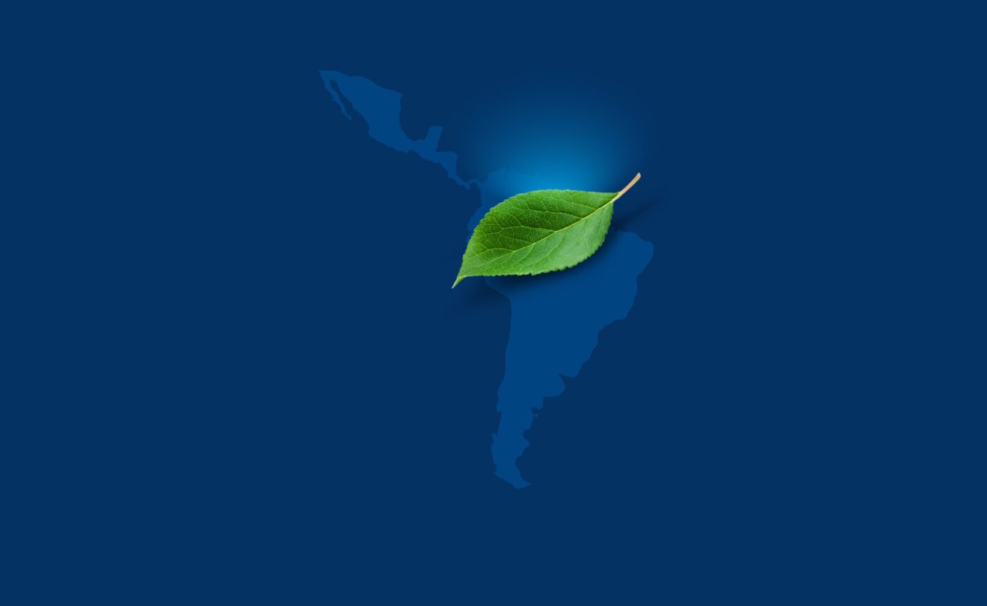 Fibra Mty recibe reconocimiento Green Lease Leader: Mapa de Latinoamérica con hoja verde, simbolizando gestión sustentable y compromiso ambiental.