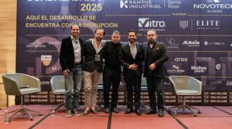 Panelists pose on stage at the Guadalajara 2025 event.