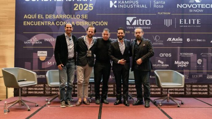 Panelists pose on stage at the Guadalajara 2025 event.