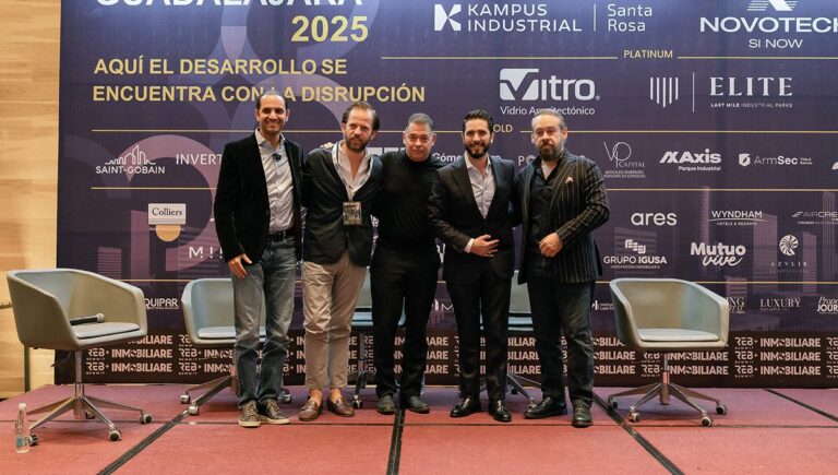 Panelists pose on stage at the Guadalajara 2025 event.