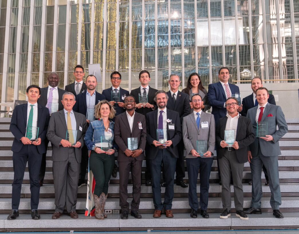 Venue/architecture.
Grupo de personas posa con premios en Inmobiliare Summits, evento de real estate en CDMX. Conferencia LATAM sobre edificios eficientes.