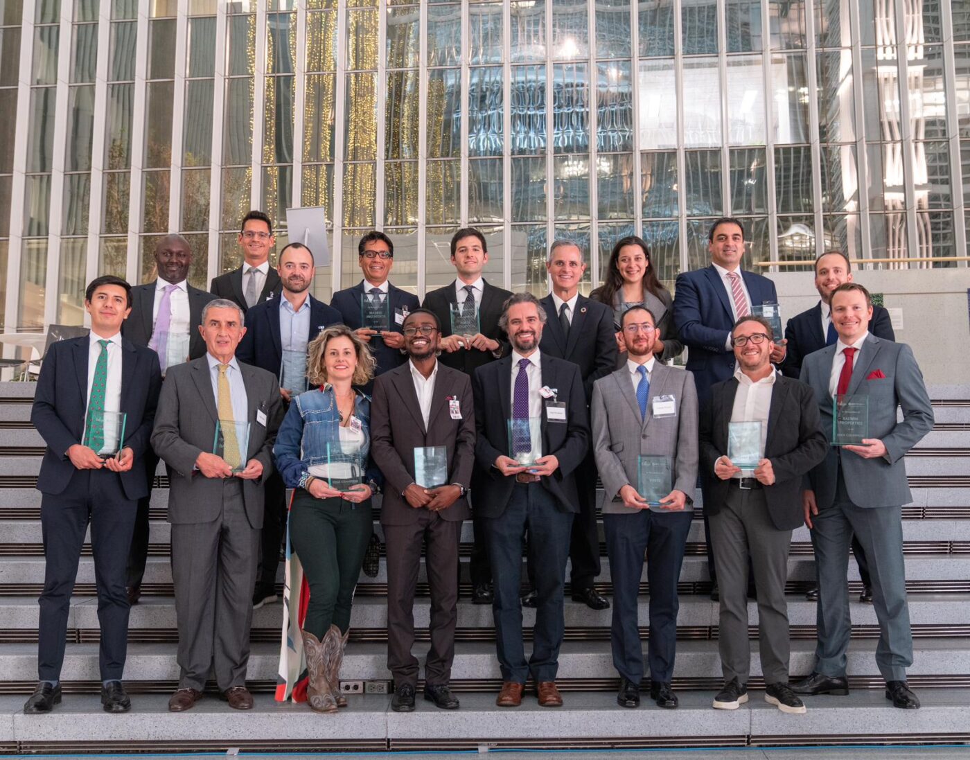 Venue/architecture.
Grupo de personas posa con premios en Inmobiliare Summits, evento de real estate en CDMX. Conferencia LATAM sobre edificios eficientes.