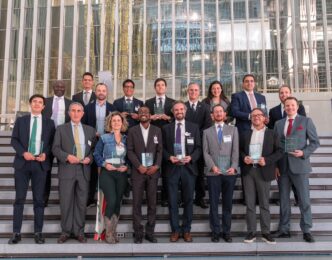 Venue/architecture.
Grupo de personas posa con premios en Inmobiliare Summits, evento de real estate en CDMX. Conferencia LATAM sobre edificios eficientes.