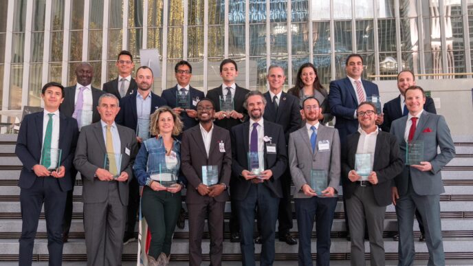 Venue/architecture.
Grupo de personas posa con premios en Inmobiliare Summits, evento de real estate en CDMX. Conferencia LATAM sobre edificios eficientes.