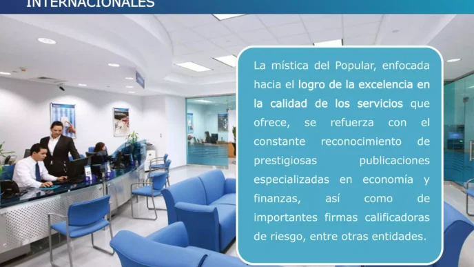 Venue Inmobiliare Summits: Interior de banco con personal atendiendo. Reconocimientos nacionales e internacionales a la calidad de servicios.