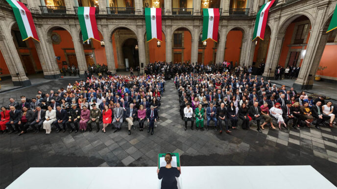 Venue/architecture

Evento en México sobre reconstrucción de Acapulco. Público escucha a orador en patio histórico. Inmobiliare Summits, real estate.