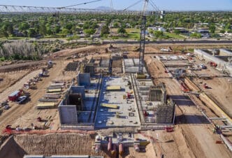 venue/architecture
Vista aérea de la construcción de unidades operativas en México. Coca-Cola FEMSA invierte en la rehabilitación de infraestructura. Inmobiliare Summits.