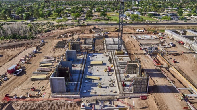 venue/architecture
Vista aérea de la construcción de unidades operativas en México. Coca-Cola FEMSA invierte en la rehabilitación de infraestructura. Inmobiliare Summits.