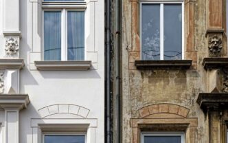 Venue/architecture.

Fachada de edificio mostrando contraste entre restauración y deterioro. Arquitectura urbana en Inmobiliare Summits, México.