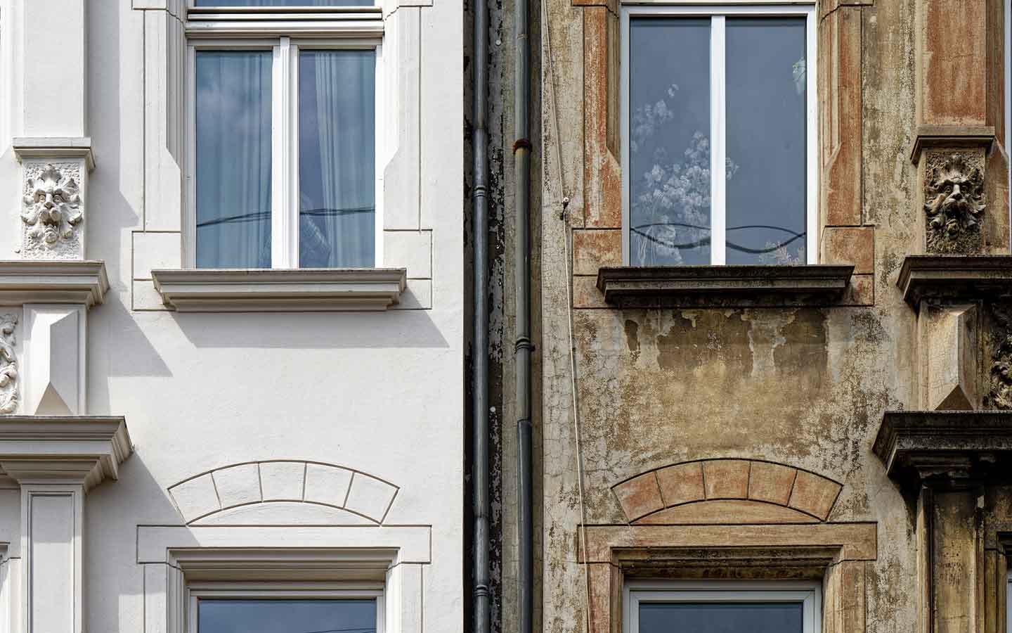 Venue/architecture.

Fachada de edificio mostrando contraste entre restauración y deterioro. Arquitectura urbana en Inmobiliare Summits, México.