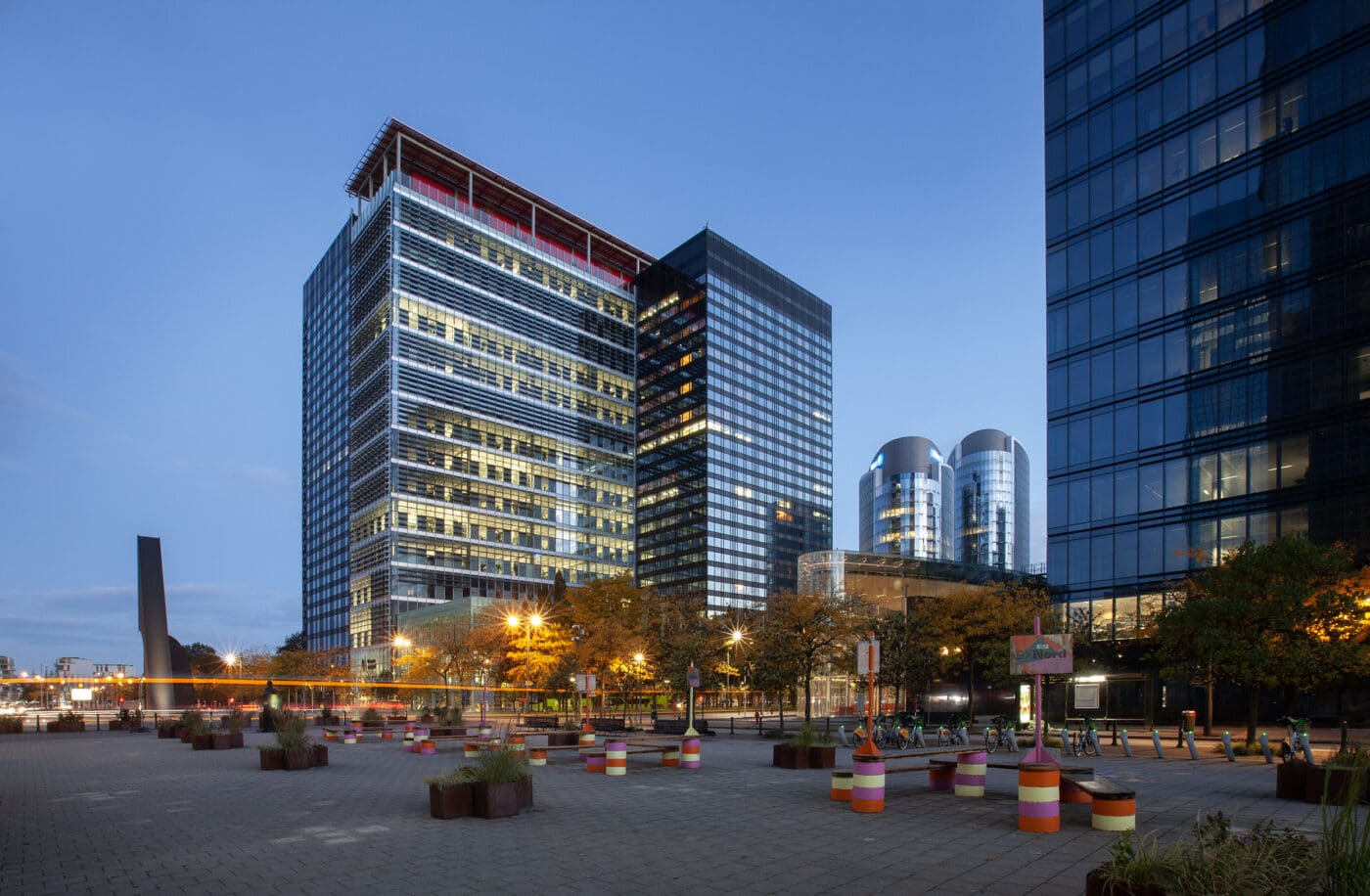 Edificios modernos al anochecer. ONU insta a reconversión de edificios existentes. Arquitectura urbana sostenible y eficiente. Iluminación ambiental.