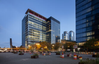 Edificios modernos al anochecer. ONU insta a reconversión de edificios existentes. Arquitectura urbana sostenible y eficiente. Iluminación ambiental.