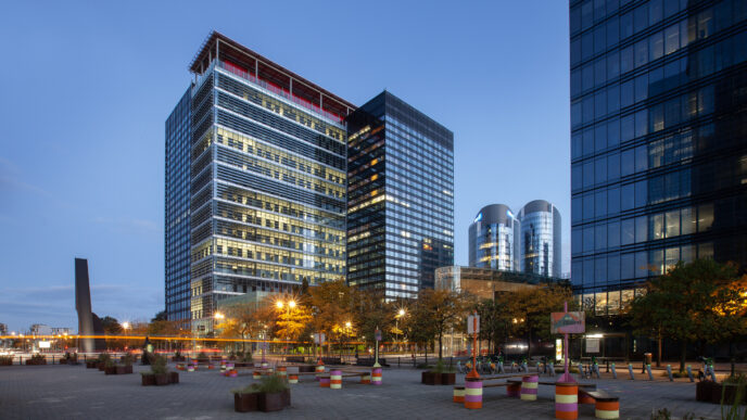 Edificios modernos al anochecer. ONU insta a reconversión de edificios existentes. Arquitectura urbana sostenible y eficiente. Iluminación ambiental.