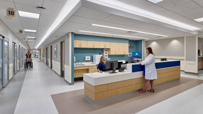 Venue/architecture.

Reconversión hospitalaria: Recepción moderna con personal médico. Diseño innovador para el sector *real estate*. #InmobiliareSummits #México #LATAM