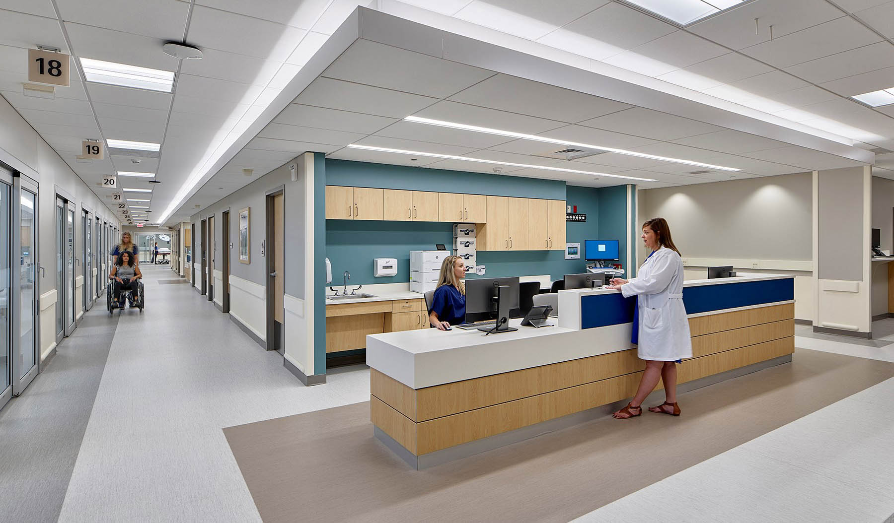 Venue/architecture.

Reconversión hospitalaria: Recepción moderna con personal médico. Diseño innovador para el sector *real estate*. #InmobiliareSummits #México #LATAM