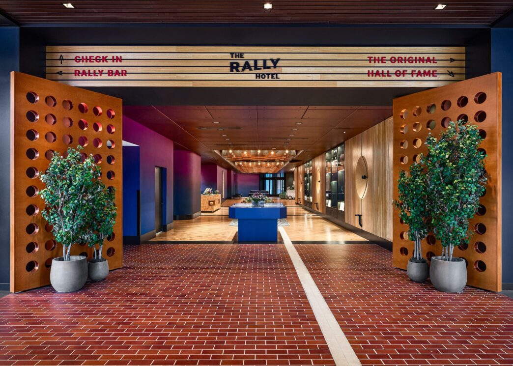 Entrada principal del hotel The Rally, diseño moderno y elegante. Impulso al crecimiento hotelero en 2023 con espacios innovadores y acogedores.