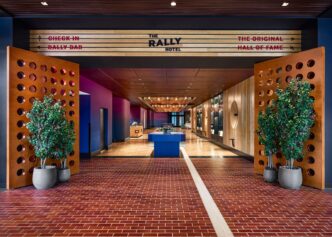 Entrada principal del hotel The Rally, diseño moderno y elegante. Impulso al crecimiento hotelero en 2023 con espacios innovadores y acogedores.