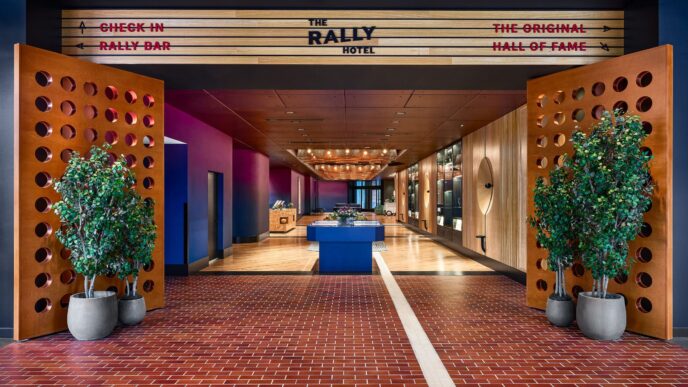 Entrada principal del hotel The Rally, diseño moderno y elegante. Impulso al crecimiento hotelero en 2023 con espacios innovadores y acogedores.