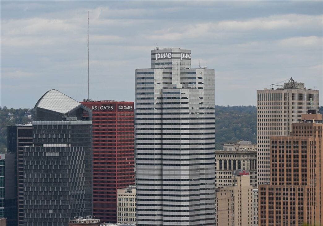 Skyline con edificios de oficinas K&L Gates y PwC. Impulso en el mercado de real estate por la recuperación de oficinas. Arquitectura moderna.