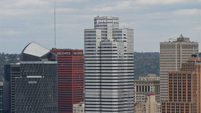 Skyline con edificios de oficinas K&L Gates y PwC. Impulso en el mercado de real estate por la recuperación de oficinas. Arquitectura moderna.