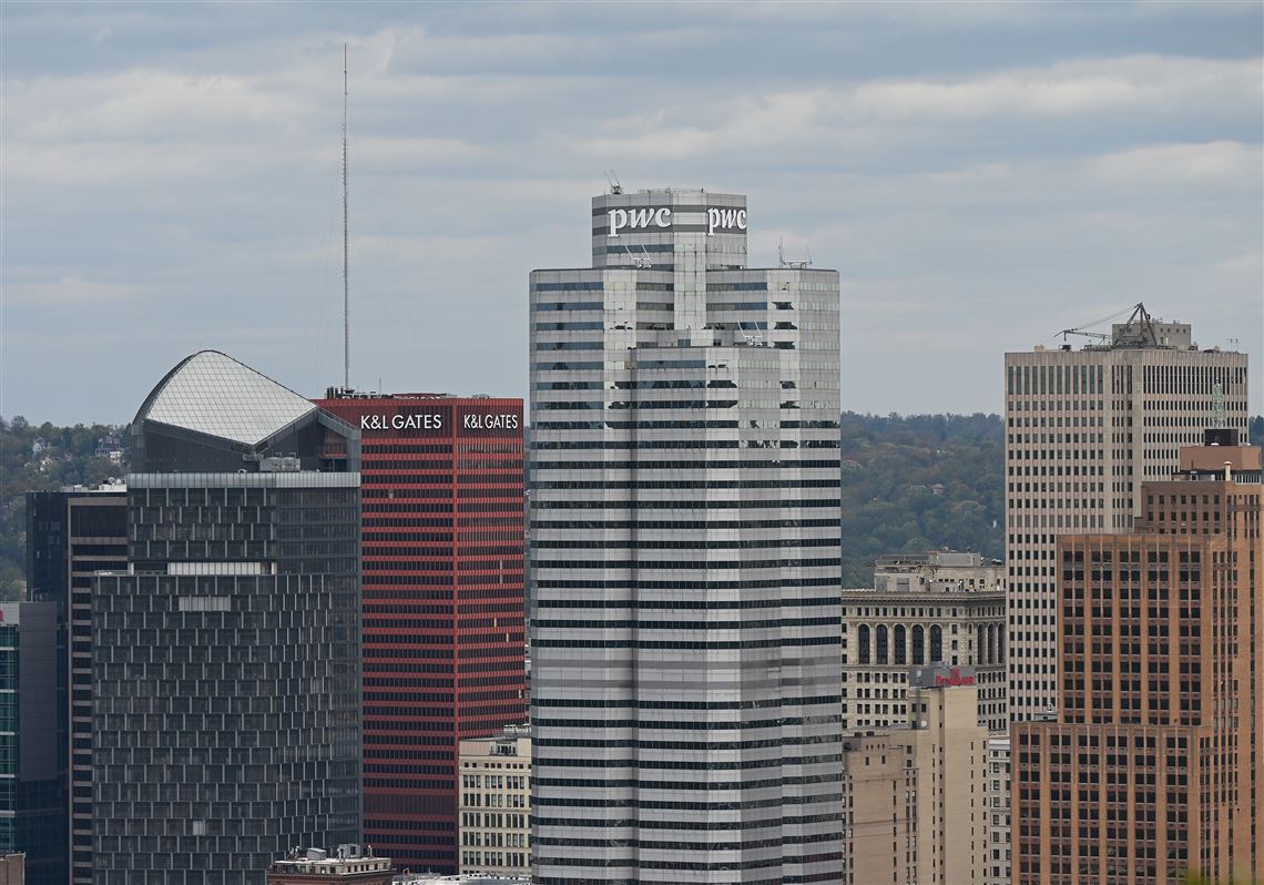 Skyline con edificios de oficinas K&L Gates y PwC. Impulso en el mercado de real estate por la recuperación de oficinas. Arquitectura moderna.