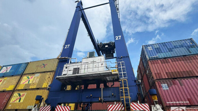 Grúa pórtico en NorthPort moviendo contenedores. Solución sostenible para la reducción de emisiones de carbono en operaciones portuarias.