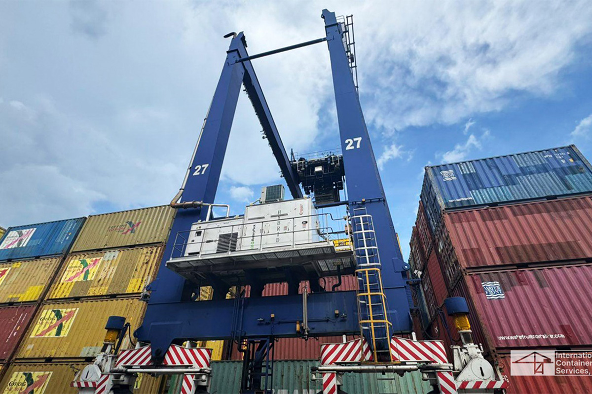 Grúa pórtico en NorthPort moviendo contenedores. Solución sostenible para la reducción de emisiones de carbono en operaciones portuarias.