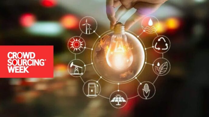 Reforma eléctrica y crowdfunding sustentable: Mano sosteniendo bombilla rodeada de iconos de energías renovables. Crowdsourcing Week apoya energía limpia.