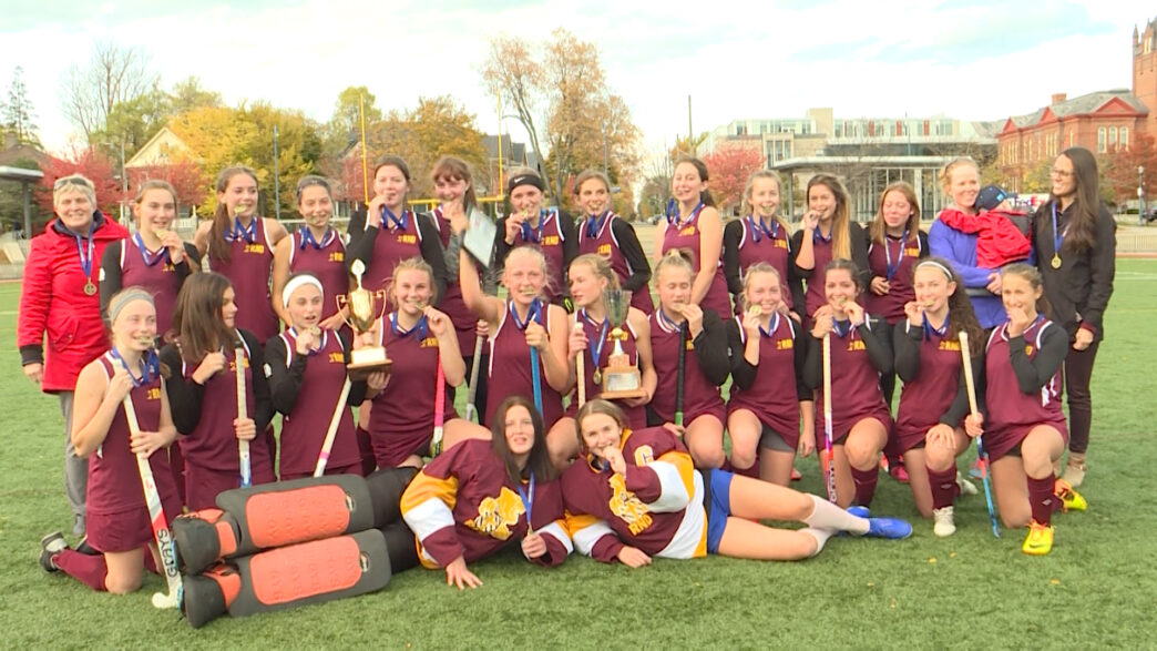 speakers/headshot

Equipo deportivo celebra victoria con trofeos y medallas. Jugadoras sonríen y posan para la foto. Evento deportivo en México.