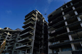 Edificios dañados en Acapulco tras desastre natural, reflejando la necesidad de un reglamento de construcción apoyado por ingenieros y arquitectos.