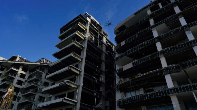 Edificios dañados en Acapulco tras desastre natural, reflejando la necesidad de un reglamento de construcción apoyado por ingenieros y arquitectos.